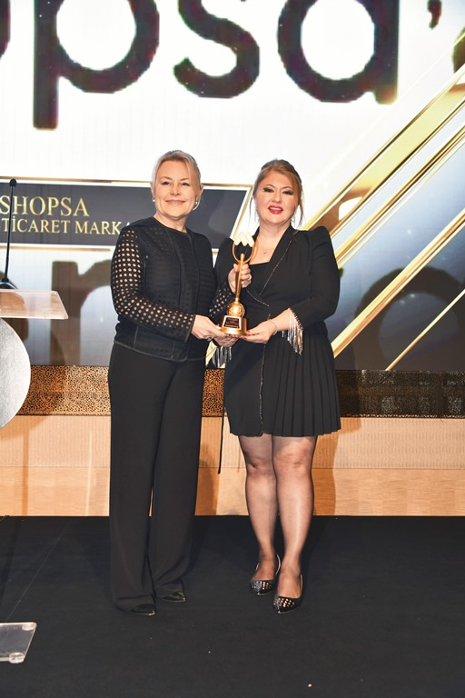 Sonay Öztan Gökhan: Ba�ar�y� Tutkuyla Birle�tirdi, Mesle�ine De�er Katarak �lham Veren Bir �sim Haline Geldi